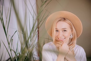 Şapka stüdyosundaki zarif bayan. Soyut arka plan yatay görünüm yaz tatili kavramı