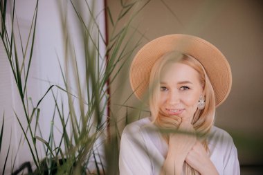 Şapka stüdyosundaki zarif bayan. Soyut arka plan yatay görünüm yaz tatili kavramı