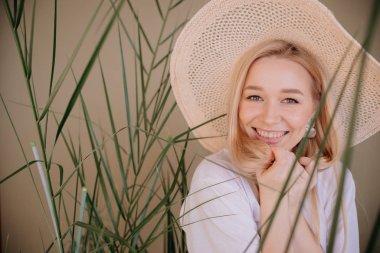 Şapka stüdyosundaki zarif bayan. Soyut arka plan yatay görünüm yaz tatili kavramı