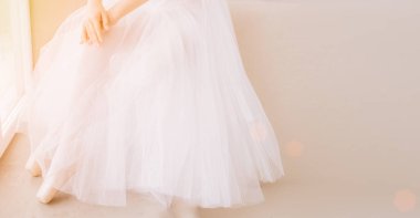 Bale dansçılarının ayakları stüdyoda. Genç dansçı, bale ayakkabısı giyer. Zarafet ve denge konsepti üst yatay görünüm telif uzayı.