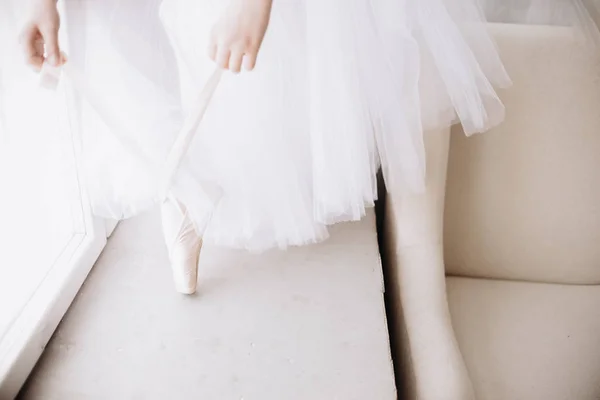 Pies de bailarina de ballet en el piso del estudio. Bailarina adolescente se pone zapatillas de ballet. Concepto de elegancia y equilibrio vista horizontal superior copyspace . — Foto de Stock