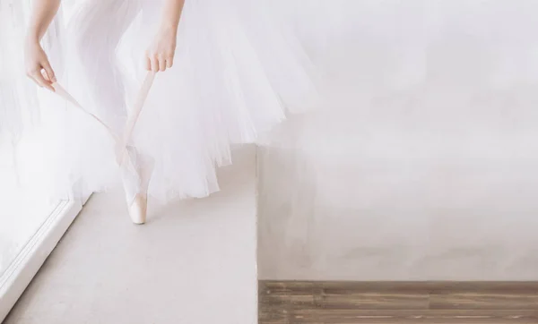 Ballet dancers feet on studio floor. Teenage dancer puts on ballet pointe shoes. Elegance and balance concept top horizontal view copyspace. — Stock Photo, Image
