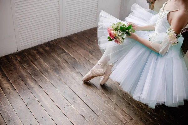 Dançarinos de ballet pés no chão do estúdio. Dançarina adolescente coloca em sapatos de ballet pointe. Conceito de elegância e equilíbrio vista horizontal superior copyspace . — Fotografia de Stock