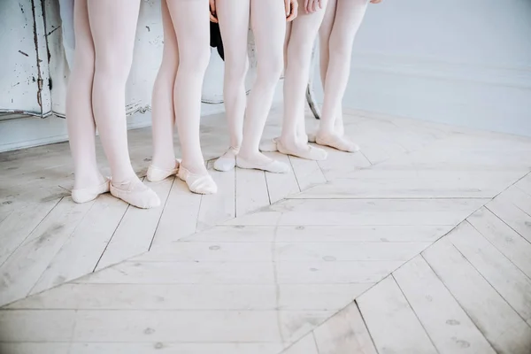 Dançarinos de ballet pés no chão do estúdio. Dançarina adolescente coloca em sapatos de ballet pointe. Conceito de elegância e equilíbrio vista horizontal superior copyspace . — Fotografia de Stock