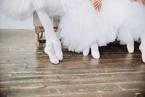 Dançarinos de ballet pés no chão do estúdio. Dançarina adolescente coloca em sapatos de ballet pointe. Conceito de elegância e equilíbrio vista horizontal superior copyspace . — Fotografia de Stock