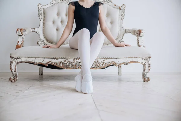 Bailarinas de ballet pies en el piso del estudio. Bailarina adolescente se pone zapatillas de ballet. Concepto de elegancia y equilibrio vista horizontal superior copyspace . — Foto de Stock