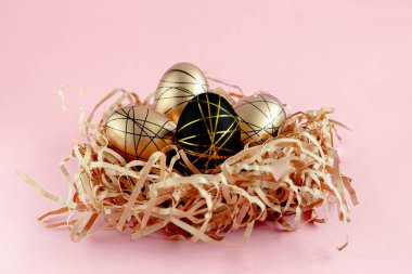 Beyaz arka planda yuvada Paskalya altın madalyalı yumurtalar. Metinler için minimum paskalya konsepti kopyalama alanı. Üst yatay görünüm, düz görünüm.