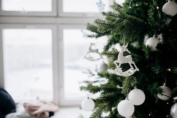 Yeni yıl dekorasyonu, Noel, tatil konsepti. Kürk ağacı, noel süslemeleri, noel baloları. Üst yatay görünüm