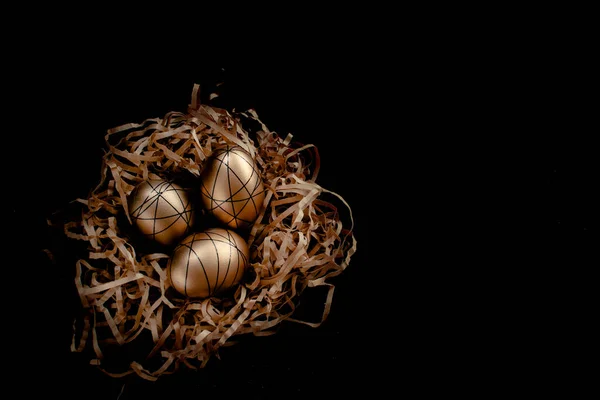 Paskalya Altınları Siyah Arka Planda Yuvada Beyaz Yumurtalar Metinler Için — Stok fotoğraf