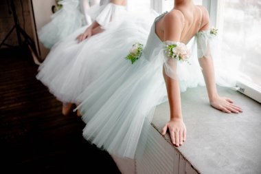 Stüdyo zemininde balerin ayakları. Genç dansçı, bale ayakkabısı giyer. Zarafet ve denge konsepti üst yatay