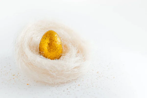 Huevos Dorados Pascua Nido Sobre Fondo Blanco Espacio Mínimo Copia — Foto de Stock