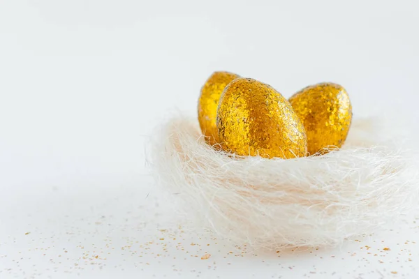 Huevos Dorados Pascua Nido Sobre Fondo Blanco Espacio Mínimo Copia — Foto de Stock