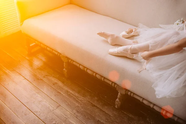 Pés Bailarina Estúdio Dançarina Adolescente Coloca Sapatos Ballet Pointe Conceito — Fotografia de Stock