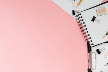 Mockup planlayıcı düz, üst yatay görünüm pembe zemin. Not defteri ve sabit not defterleri. Altın, beyaz, pembe ve siyah c