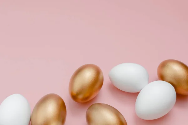 Ovos Dourados Páscoa Decorados Ninho Fundo Branco Espaço Mínimo Cópia — Fotografia de Stock