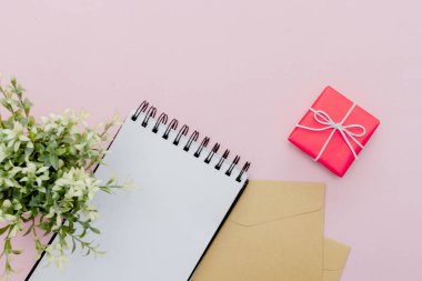 Sabit konsept, Düz Yatay Görünüm Kalem, kalem ve not defterinin fotokopi alanı en düşük olan pembe soyut arkaplan üzerindeki fotoğrafı