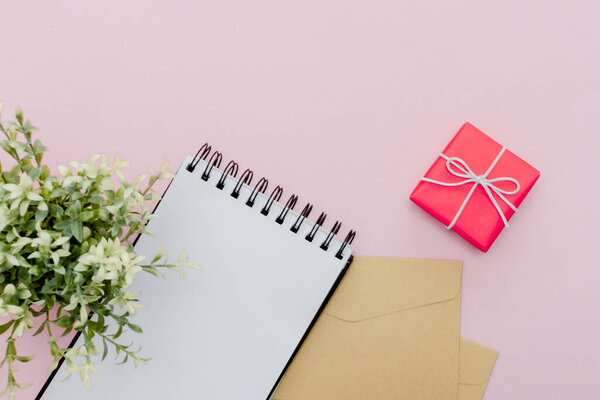 Стационарная концепция, плоский вид сверху Фото карандаша, ручки и блокнота на розовом абстрактном фоне с копировальным пространством, минимальное
