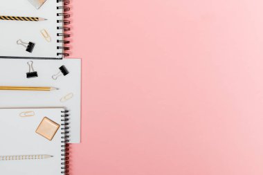 Mockup planlayıcı düz, üst yatay görünüm pembe zemin. Not defteri ve sabit not defterleri. Altın, beyaz, pembe ve siyah renkler