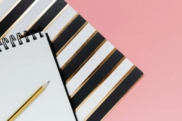Planer-Attrappe flach, oben horizontale Ansicht rosa Hintergrund. Notizblock und Notizbücher mit Stationär. Goldene, weiße, rosa und schwarze Farben — Stockfoto