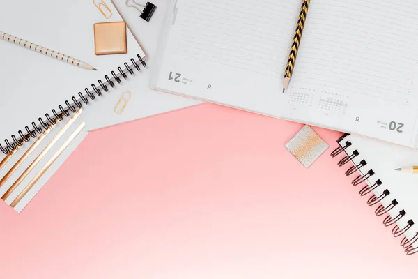 Planer-Attrappe flach, oben horizontale Ansicht rosa Hintergrund. Notizblock und Notizbücher mit Stationär. Goldene, weiße, rosa und schwarze Farben — Stockfoto