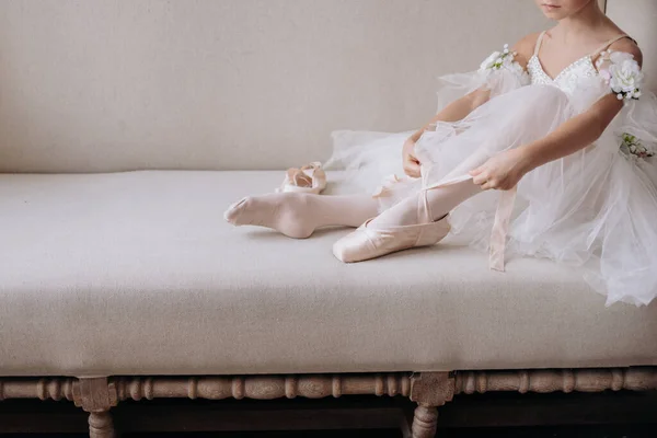 Балетмейстери ноги на підлозі студії. Танцівниця-підліток одягає балетне взуття. Концепція елегантності та балансу верхнього горизонтального перегляду копія простору . — стокове фото