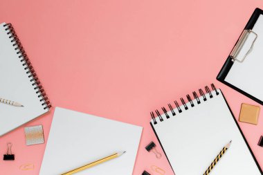 Mockup planlayıcı düz, üst yatay görünüm pembe zemin. Not defteri ve sabit not defterleri. Altın, beyaz, pembe ve siyah c
