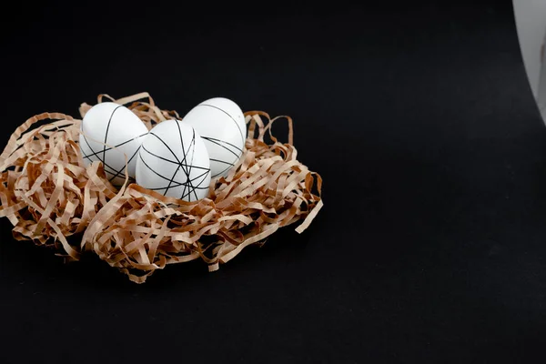 Великодні Золоті Білі Прикрашені Яйця Гнізді Чорному Тлі Мінімальний Простір — стокове фото