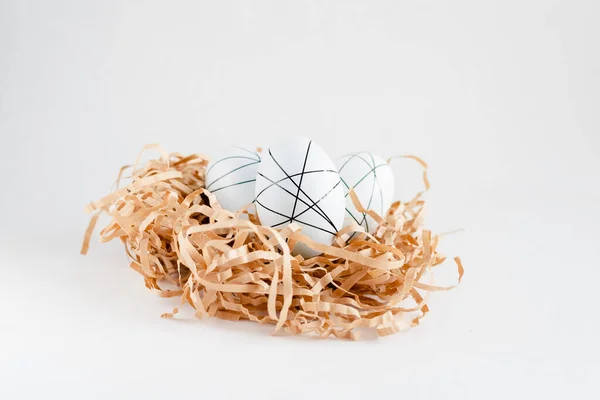 Ostereier Golden Verziert Nest Auf Weißem Hintergrund Minimales Osterkonzept Kopiert — Stockfoto