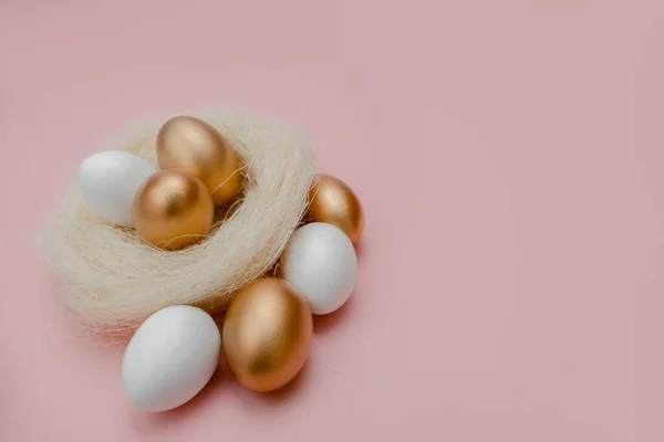 Ovos Dourados Páscoa Decorados Ninho Fundo Branco Espaço Mínimo Cópia — Fotografia de Stock