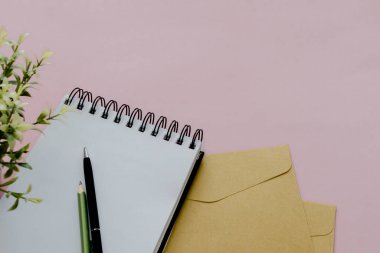 Sabit konsept, Düz Yatır üst görünüm kalem, kalem ve not defterinin fotokopi alanı ile soyut pembe arkaplan üzerinde fotoğrafı, en düşük biçim.