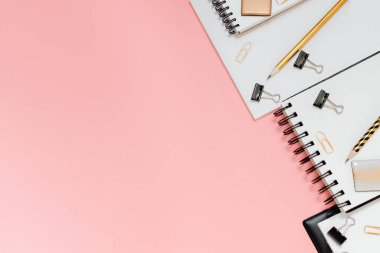 Mockup planlayıcı düz, üst yatay görünüm pembe zemin. Not defteri ve sabit not defterleri. Altın, beyaz, pembe ve siyah renkler