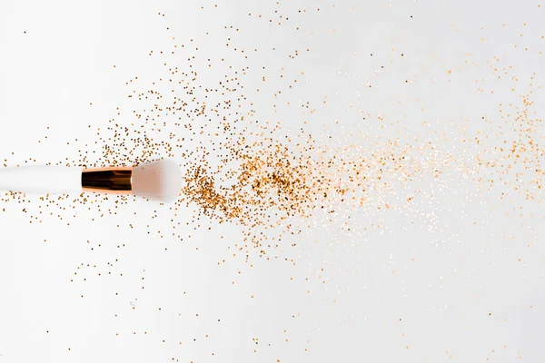 Pennelli per il trucco, acido ialuronico e confetti glitter dorati su sfondo bianco. Vista orizzontale superiore copyspace . — Foto Stock