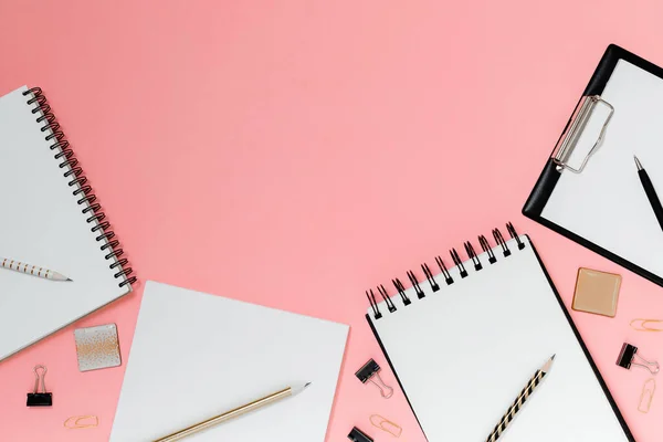 Planer-Attrappe flach, oben horizontale Ansicht rosa Hintergrund. Notizblock und Notizbücher mit Stationär. Goldene, weiße, rosa und schwarze Farben — Stockfoto