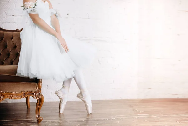 Bailarinas de ballet pies en el piso del estudio. Bailarina adolescente se pone zapatillas de ballet. Concepto de elegancia y equilibrio vista horizontal superior copyspace . — Foto de Stock