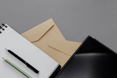 Sabit konsept, Düz Yatay Görünüm Kalem, kalem ve not defterinin fotokopi alanı en düşük olan pembe soyut arkaplan üzerindeki fotoğrafı