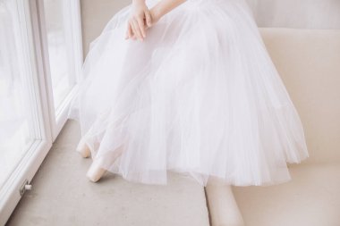 Stüdyo zemininde balerin ayakları. Genç dansçı, bale ayakkabısı giyer. Zarafet ve denge konsepti üst yatay görünüm