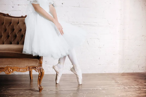 Πόδια Χορευτή Μπαλέτου Στο Στούντιο Ένας Έφηβος Χορευτής Φοράει Παπούτσια — Φωτογραφία Αρχείου
