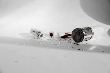 Beyaz arka planda ASMR beyaz metalik mikrofon. Üst yatay görünüm telif uzayı. Röportaj ve podcast