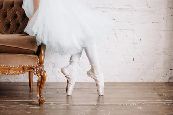 Balett táncosok lába a stúdió padlóján. A tinédzser táncos balett pointe cipőt vesz fel. Elegancia és egyensúly koncepció felső horizontális nézet copyspace. — Stock Fotó