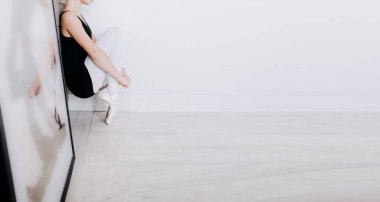 Stüdyo zemininde balerin ayakları. Genç dansçı, bale ayakkabısı giyer. Zarafet ve denge konsepti üst yatay görünüm