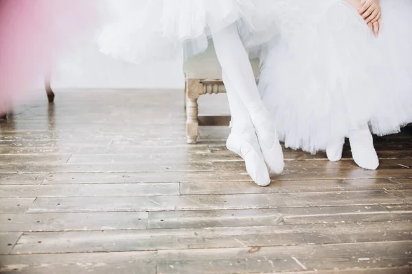 スタジオフロアのバレエダンサーの足 10代のダンサーがバレエのポイントシューズを履きます エレガンスとバランスのコンセプト Top Xiversal View — ストック写真