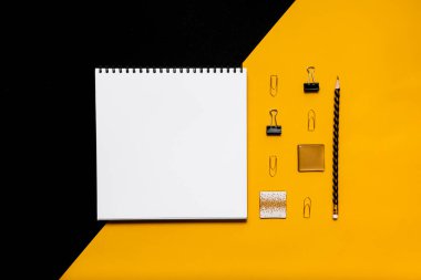 Mockup planlayıcı düz, üst yatay görünüm sarı arkaplan. Not defteri ve kırtasiyeli defterler. Altın, beyaz ve siyah renkler. Okula dönmek, eğitim kavramı..