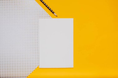 Mockup planlayıcı düz, üst yatay görünüm sarı arkaplan. Not defteri ve kırtasiyeli defterler. Altın, beyaz ve siyah renkler. Okula dönmek, eğitim kavramı..