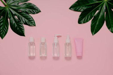 Yüz bakımı kozmetik seti tropikal arka planda yatıyordu. Cilt bakımı jeli üst yatay görünüm