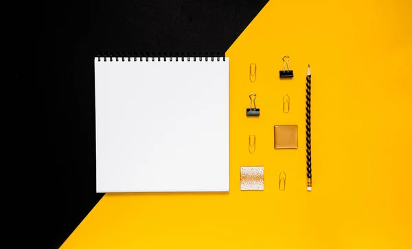 Mockup planner επίπεδη lay, κορυφή οριζόντια προβολή κίτρινο φόντο. Σημειωματάρια και σημειωματάρια με γραφική ύλη. Χρυσά, λευκά και μαύρα χρώματα. Επιστροφή στο σχολείο, την εκπαίδευση και την επιχειρηματική ιδέα. — Φωτογραφία Αρχείου