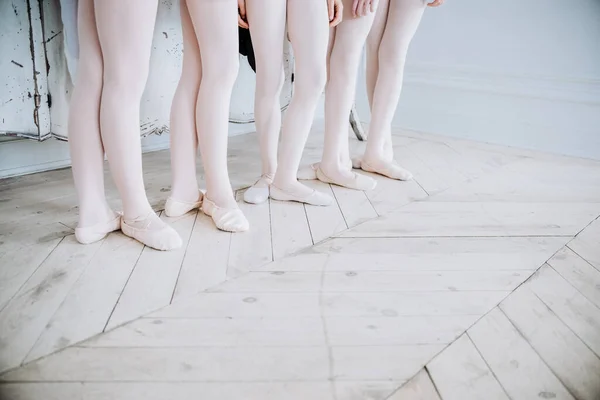スタジオフロアのバレエダンサーの足 10代のダンサーがバレエのポイントシューズを履きます エレガンスとバランスのコンセプト Top Xiversal View — ストック写真