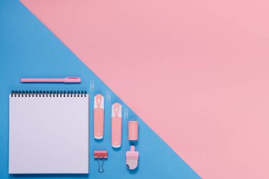 Okul konsepti not defterine, kalem kutusuna, kırtasiyeye ve okul malzemelerine geri dönelim. Üst yatay görünüm telif alanı pembe soyut arkaplan