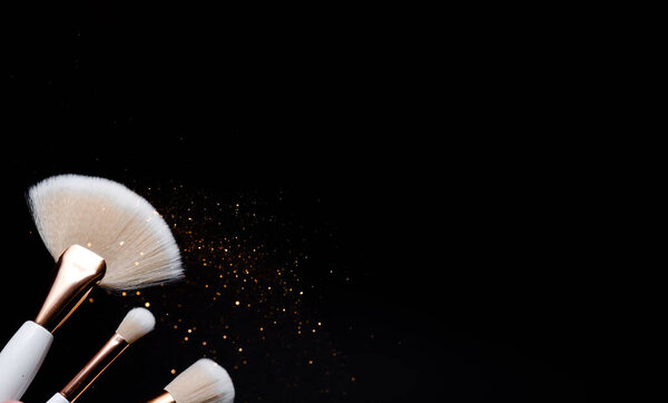 Макияж плоские лежали кисти на черном фоне. Пространство для копирования сверху. Концепция красоты и макияжа
