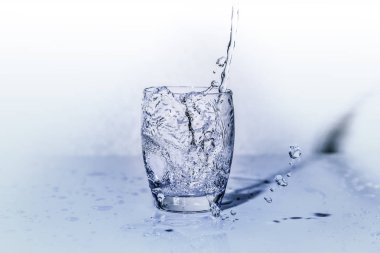 Bu bottle.water içki ve susuzluk içki için sıcak gün yaz döneminde için dökülür iken taze su