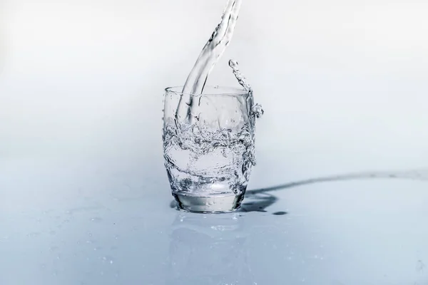 Vaso Agua Dulce Mientras Vierte Embotella Agua Para Beber Saciar — Foto de Stock